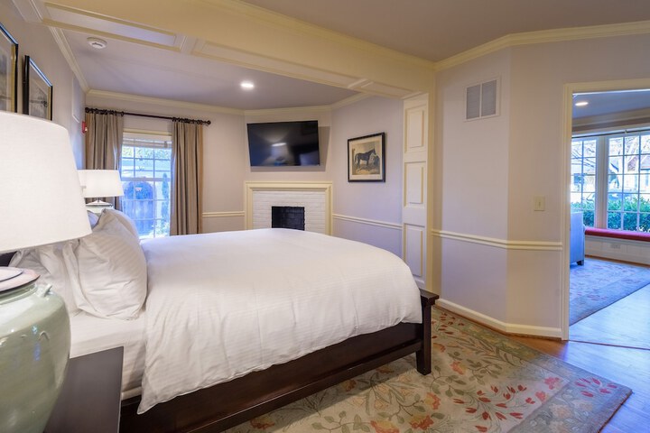 Room 32 of 176