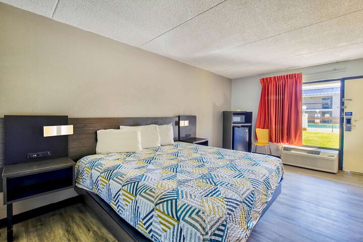 1 King Bed (4 of 14)