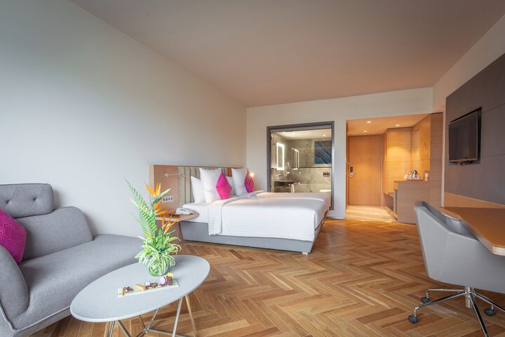 Room 4 of 104