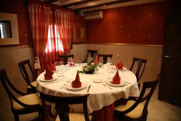 Dining 7 of 8