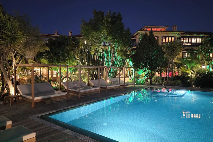 Hotel Pool