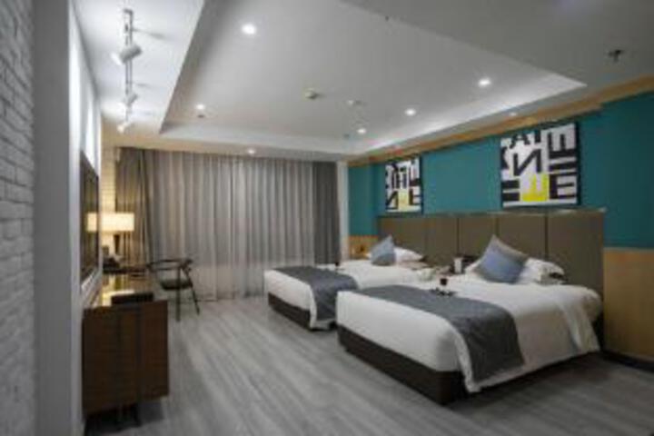 Room 7 of 9