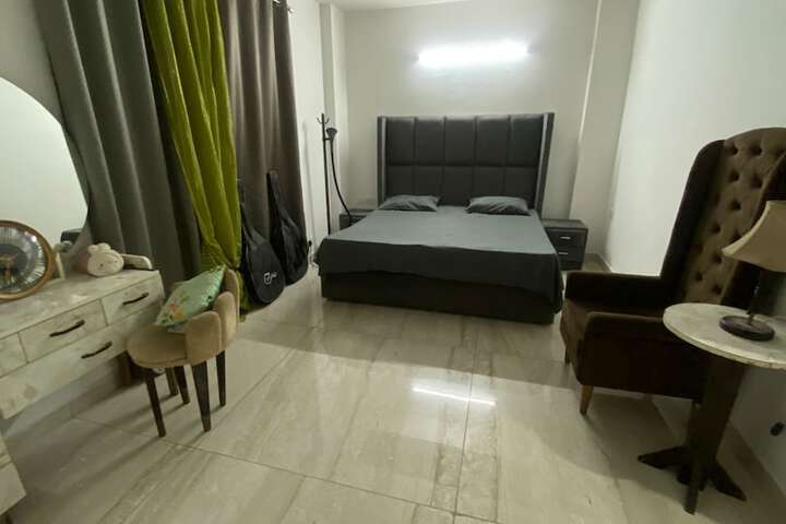Room 5 of 10