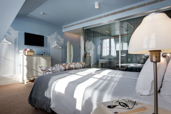 Room 32 of 63