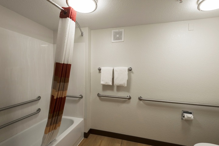 Deluxe King Bed (2 of 14)