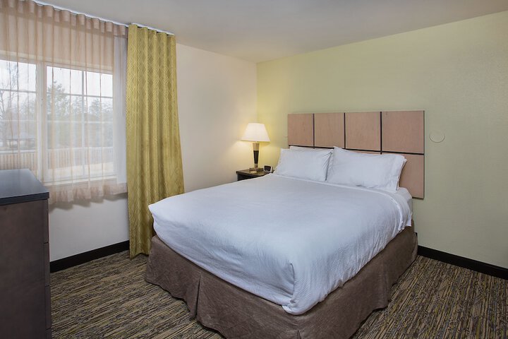 Studio Queen Size Bed (3 of 18)