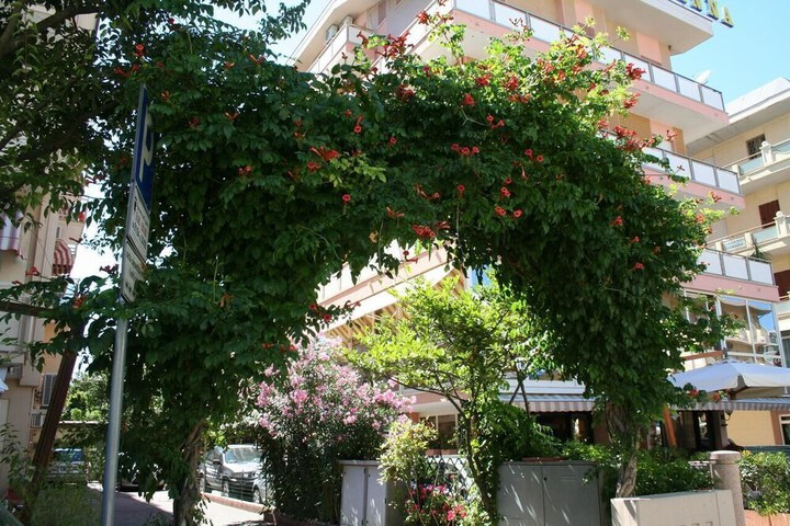 Hotel Exterior 25 of 27