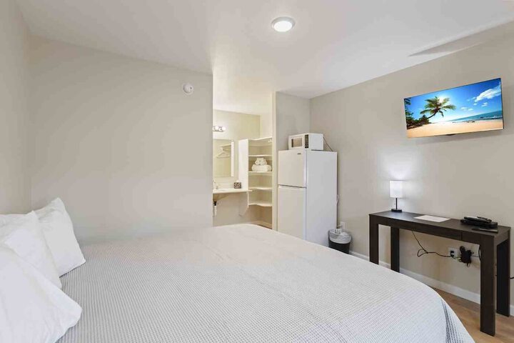 Room 4 of 12