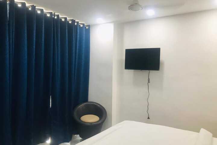 Room 9 of 14