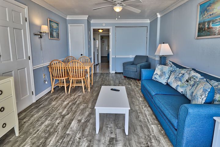 Lounge 20 of 50