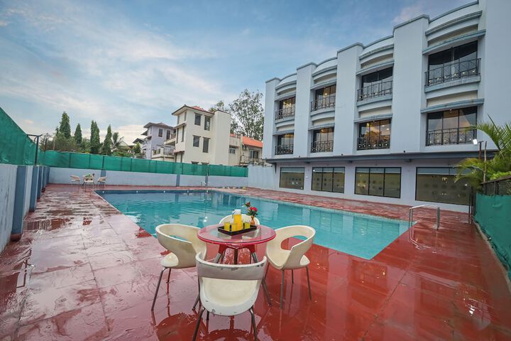 Hotel Pool