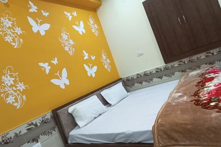 Room 8 of 12