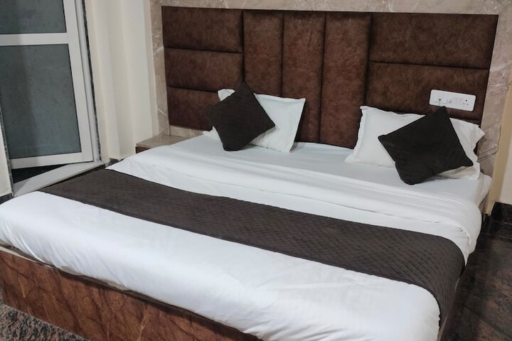 Room 5 of 11