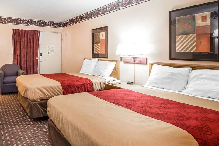 2 Double Beds (6 of 10)