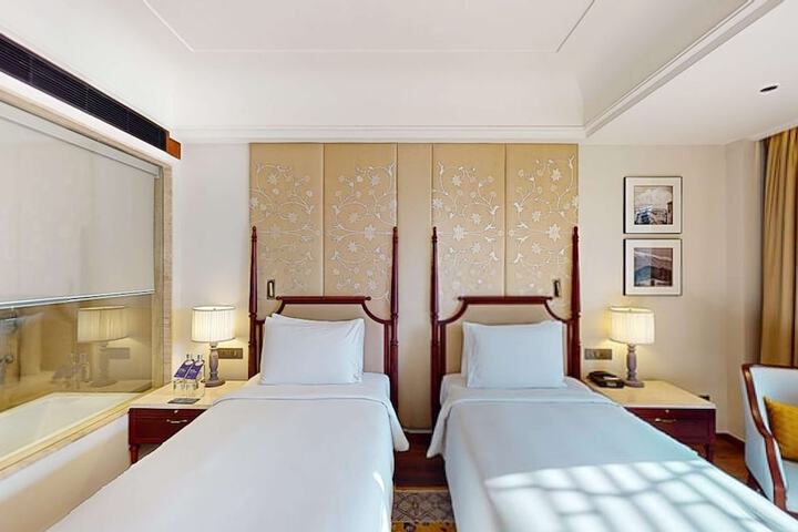 Room 42 of 191