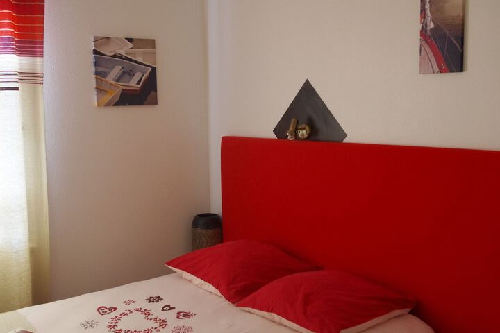 Room 6 of 80