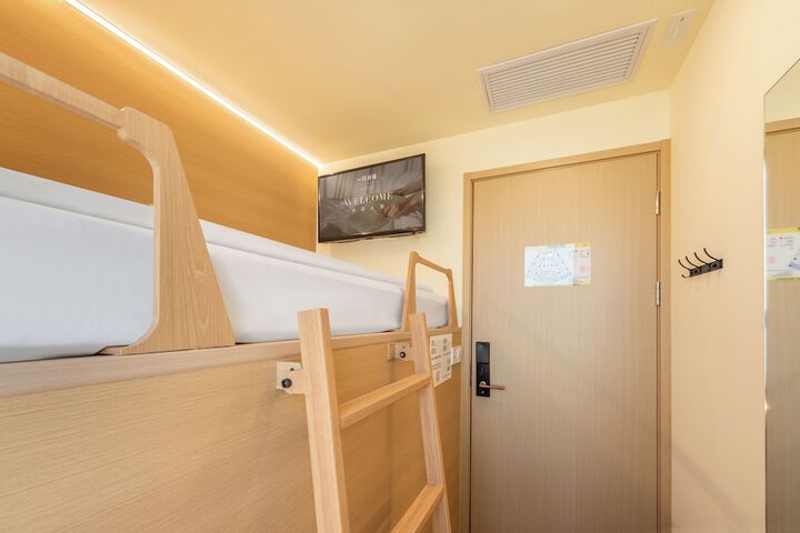 Room 10 of 29