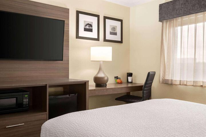 1 Queen Bed (3 of 8)