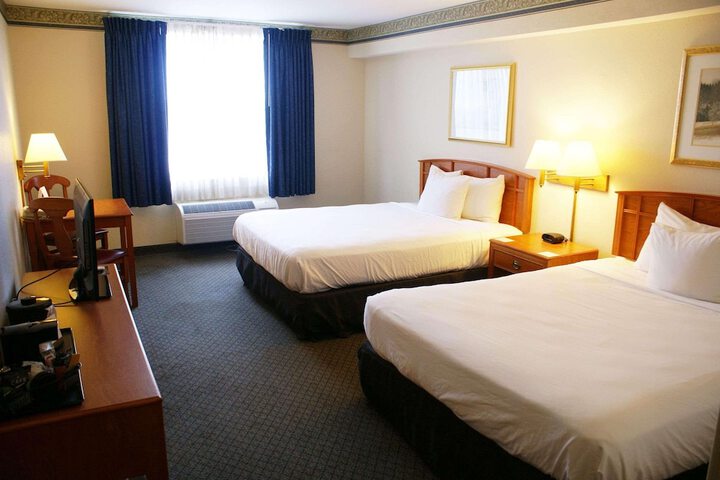 2 Queen Beds (2 of 4)