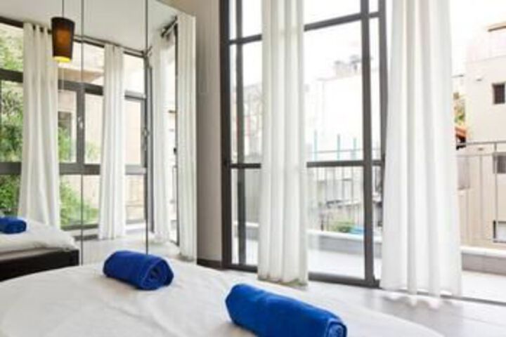 Charming 2 BR Parking Near Beach