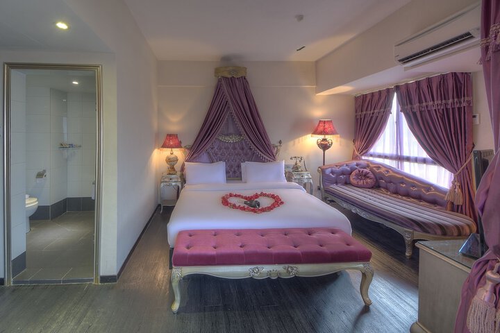 Room 8 of 33
