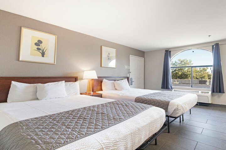 1 Queen Bed (9 of 16)