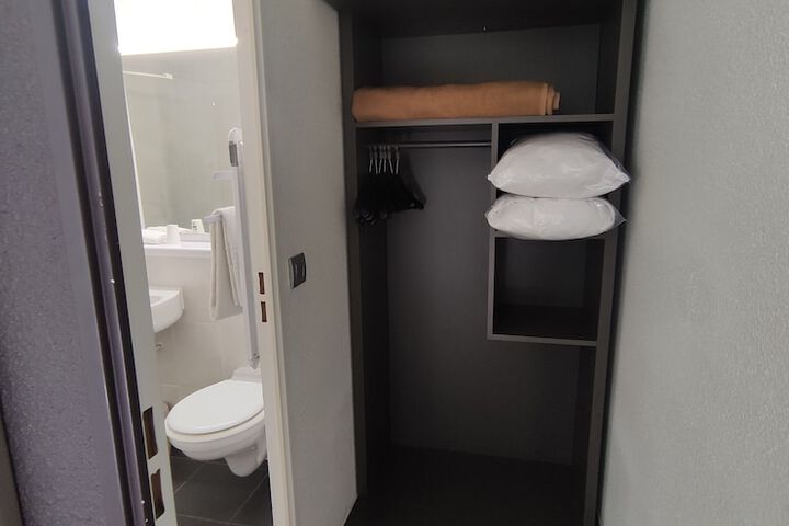 Room 9 of 28