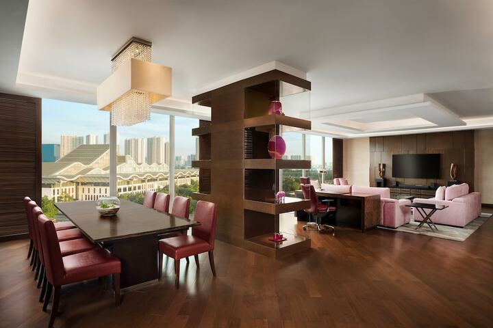 Room 40 of 176