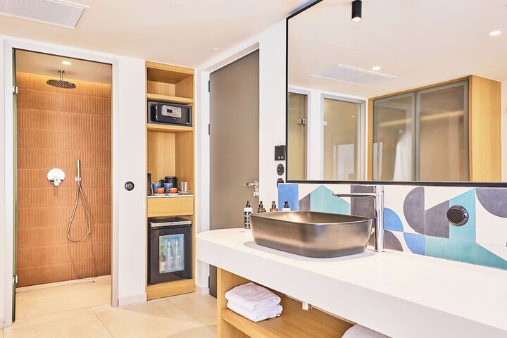Room 63 of 182