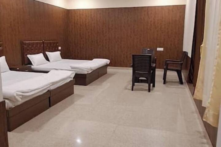 Room 4 of 9