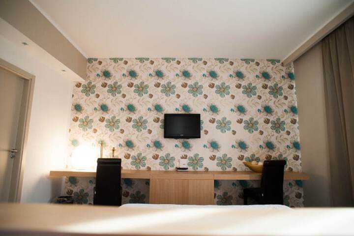Room 13 of 32