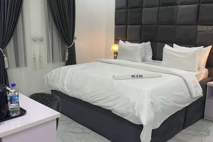 Room 11 of 24