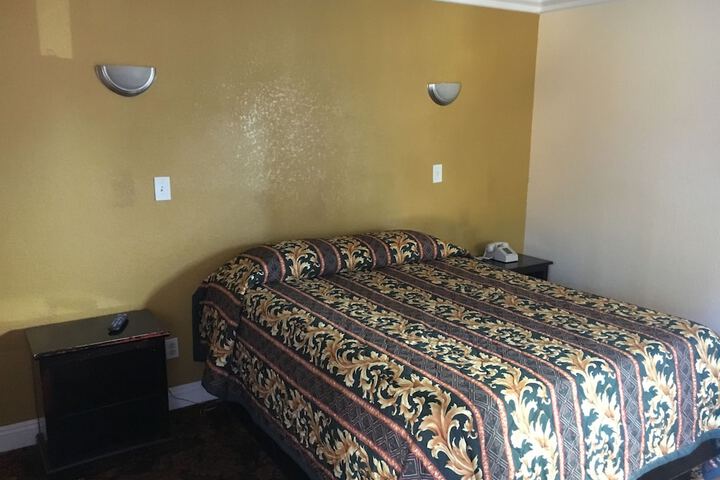 1 Queen Bed (11 of 14)