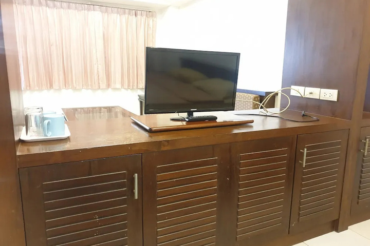 Room 6 of 28