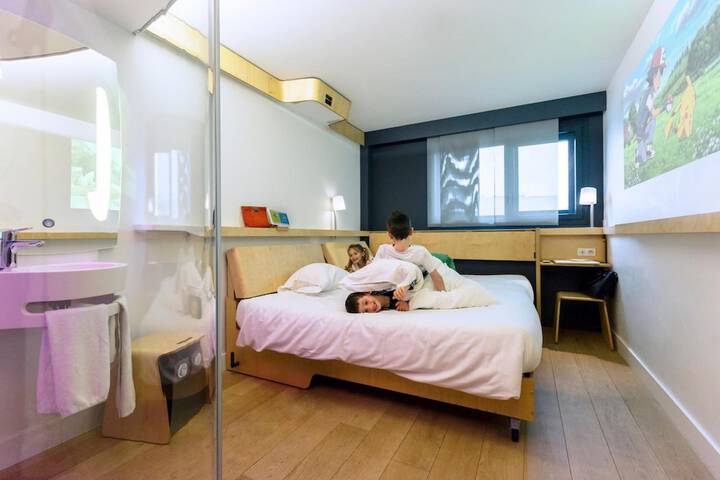 Room 17 of 40