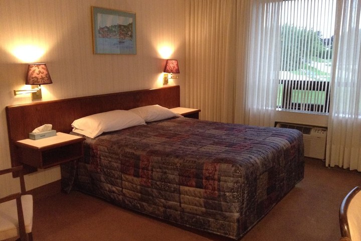 Room 8 of 34