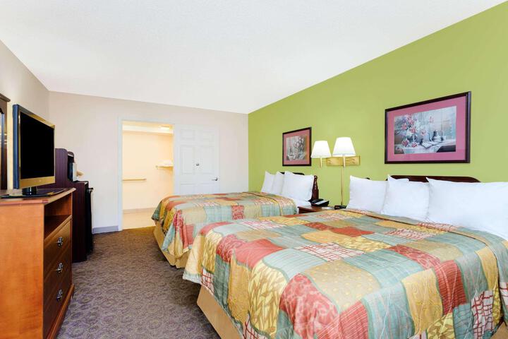 2 Queen Beds (4 of 8)