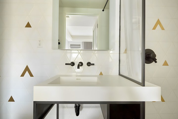Room 32 of 47