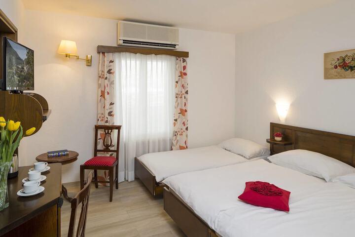 Room 5 of 38