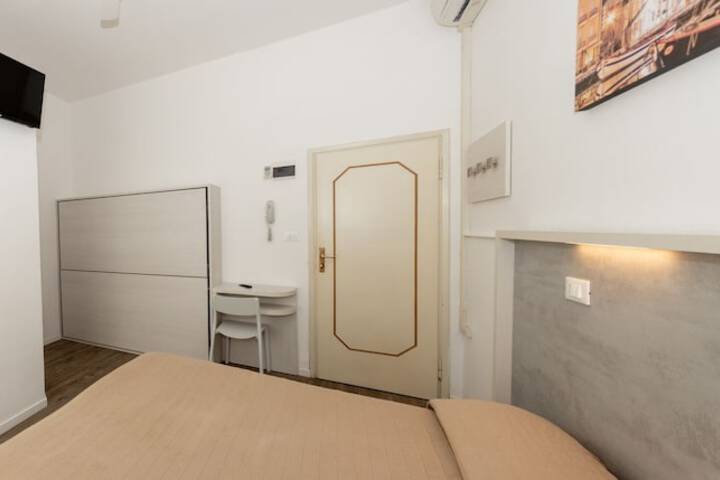 Room 12 of 25
