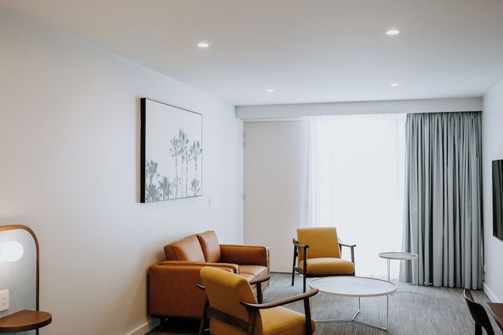 Room 4 of 18