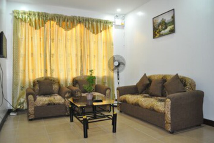 Room 6 of 12