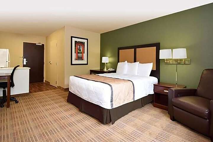 1 Queen Bed (4 of 30)