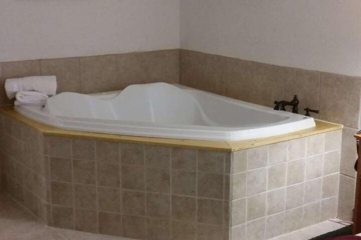 Suite 2 Queen Beds High Speed Internet Accessible Microwave, Refrigerator Full Breakfast (15 of 16)