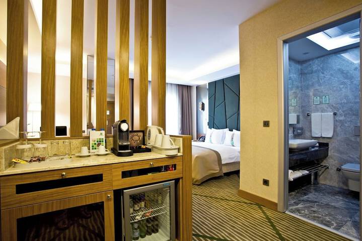 Room 8 of 30