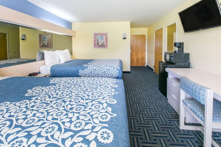 1 Queen Bed (1 of 17)