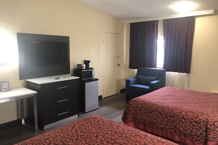 2 Queen Beds (1 of 9)