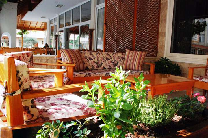 Lounge 17 of 23