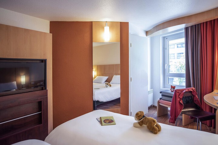 Room 4 of 49