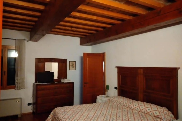 Room 5 of 10